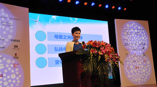李小琳出席&ldquo;中華母愛論壇&rdquo;，接受新華網(wǎng)專訪