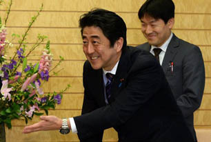 安倍，討來的達沃斯演講