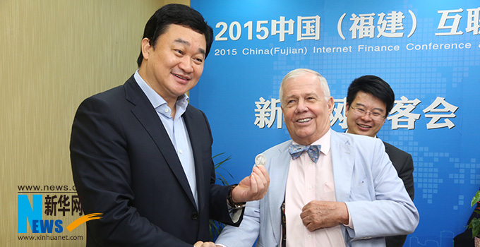 羅杰斯參加思客會，與新華網(wǎng)董事長、總裁田舒斌親切交談。