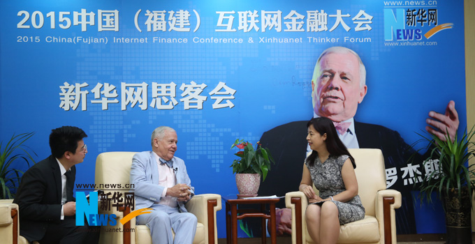 羅杰斯接受新華網(wǎng)思客專訪。