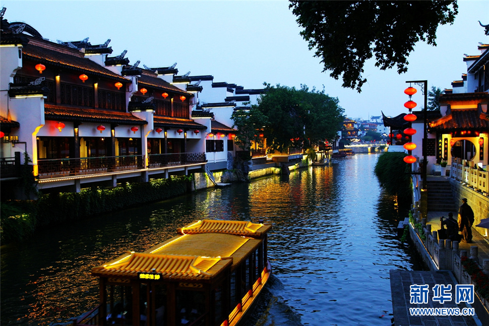 夜色秦淮河，璀璨醉人心