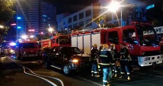 ?？诩瘟甏髲B電纜井起火 玻璃掉落致1人重傷