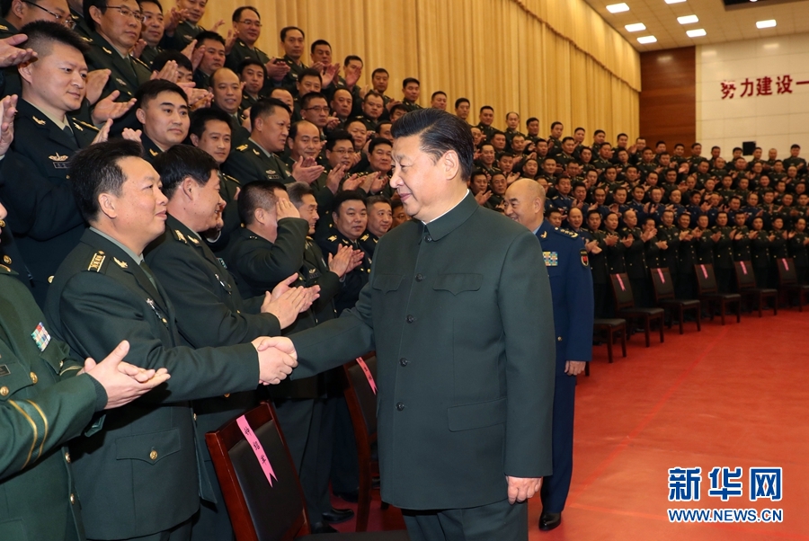 1月23日，習近平專程來到陸軍第65集團軍，深入基層連隊，看望慰問官兵，代表黨中央和中央軍委，向全軍指戰(zhàn)員、武警部隊官兵、民兵預備役人員致以誠摯問候和新春祝福。這是習近平親切接見駐張家口部隊師以上領導干部和團級單位主官。新華社記者李剛攝