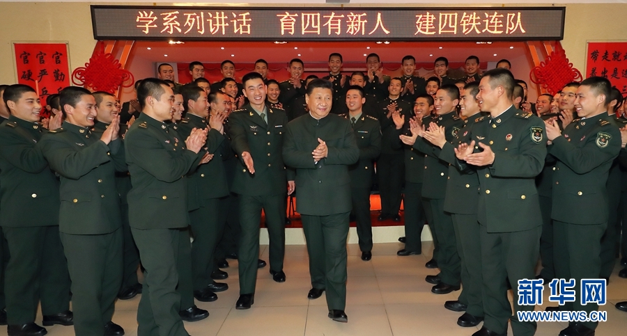 1月23日，習近平專程來到陸軍第65集團軍，深入基層連隊，看望慰問官兵，代表黨中央和中央軍委，向全軍指戰(zhàn)員、武警部隊官兵、民兵預備役人員致以誠摯問候和新春祝福。這是習近平在該集團軍&ldquo;大功三連&rdquo;同官兵在一起。新華社記者李剛攝