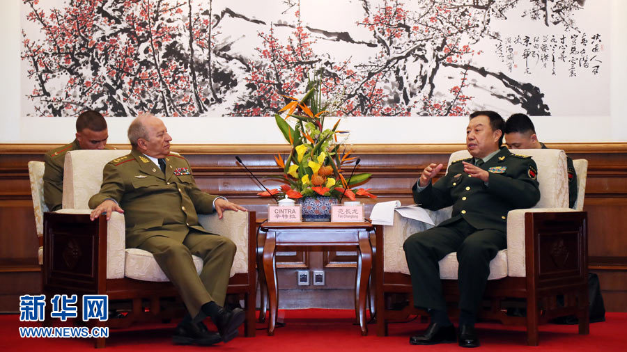 3月28日，中央軍委副主席范長(zhǎng)龍?jiān)诒本┽烎~臺(tái)國(guó)賓館會(huì)見來華訪問的古巴革命武裝力量部部長(zhǎng)萊奧波爾多&middot;辛特拉。 新華社發(fā)（劉芳 攝） 