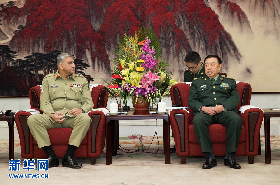  3月16日，中央軍委副主席范長(zhǎng)龍會(huì)見來訪的巴基斯坦陸軍參謀長(zhǎng)巴杰瓦。   新華社記者琚振華攝
