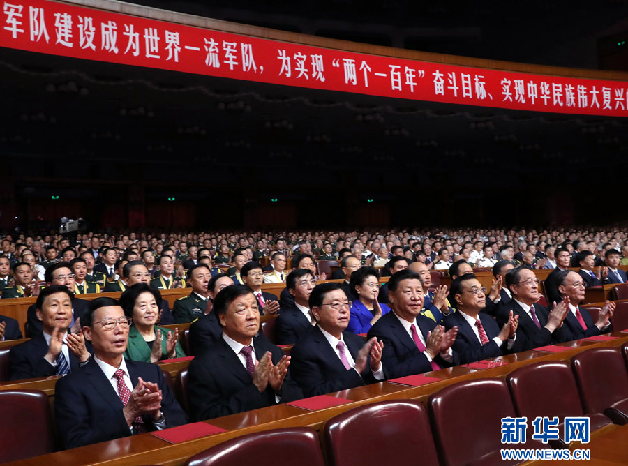 7月28日，慶祝中國人民解放軍建軍90周年文藝晚會(huì)《在黨的旗幟下》在北京人民大會(huì)堂舉行。中共中央總書記、國家主席、中央軍委主席習(xí)近平和李克強(qiáng)、張德江、俞正聲、劉云山、王岐山、張高麗等黨和國家領(lǐng)導(dǎo)人，與首都3000多名各界群眾一起觀看演出。新華社記者 馬占成 攝
