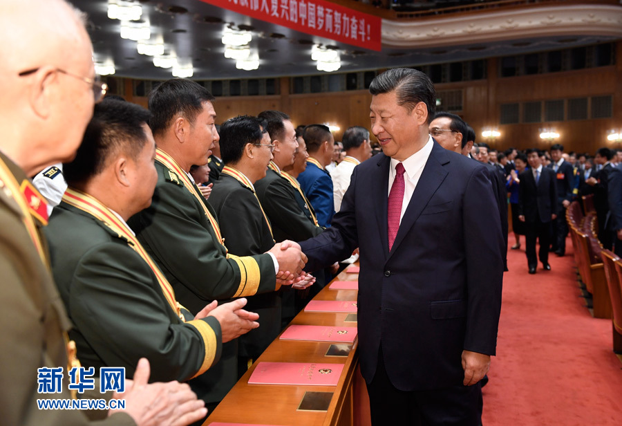 7月28日，慶祝中國人民解放軍建軍90周年文藝晚會(huì)《在黨的旗幟下》在北京人民大會(huì)堂舉行。中共中央總書記、國家主席、中央軍委主席習(xí)近平和李克強(qiáng)、張德江、俞正聲、劉云山、王岐山、張高麗等黨和國家領(lǐng)導(dǎo)人，與首都3000多名各界群眾一起觀看演出。演出開始前，習(xí)近平等與老戰(zhàn)士、老同志代表和&ldquo;八一勛章&rdquo;獲得者親切握手。新華社記者 李學(xué)仁 攝