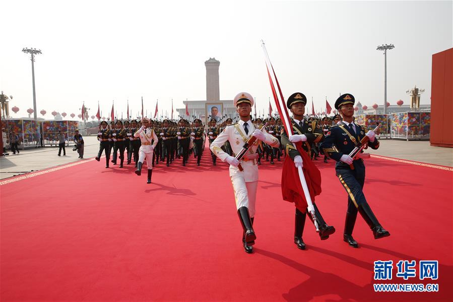 （在習(xí)近平強(qiáng)軍思想指引下&middot;我們?cè)趹?zhàn)位報(bào)告&middot;圖文互動(dòng)）（2）護(hù)衛(wèi)國(guó)旗　重于生命&mdash;&mdash;中國(guó)人民解放軍儀仗大隊(duì)國(guó)旗護(hù)衛(wèi)隊(duì)執(zhí)行國(guó)旗升降任務(wù)記事