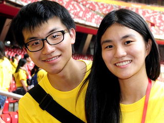 2013年"中國(guó)尋根之旅"夏令營(yíng)營(yíng)員們參觀(guān)&ldquo;鳥(niǎo)巢&rdquo;