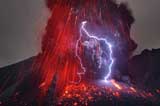 大自然&ldquo;憤怒&rdquo;之力！攝影師拍到火山閃電奇觀