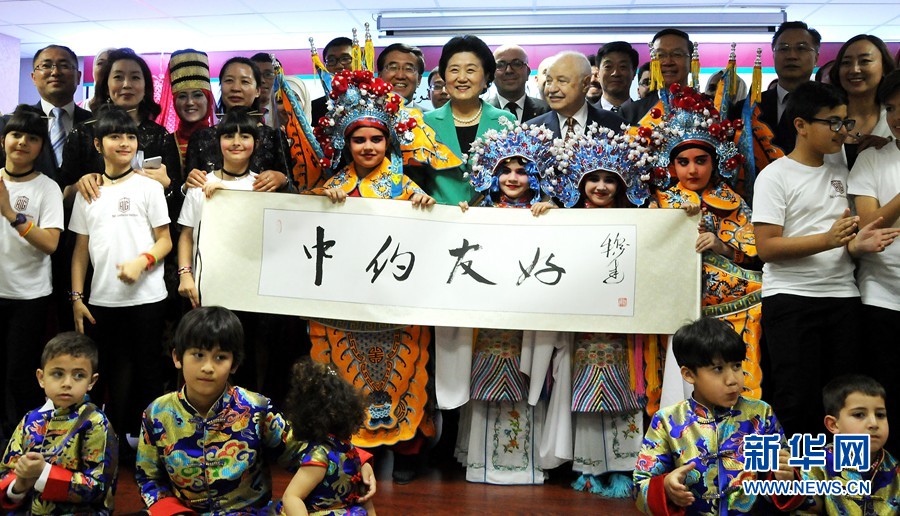 4月20日，在約旦首都安曼，中國(guó)國(guó)務(wù)院副總理劉延?xùn)|（中）考察TAG孔子學(xué)院。 新華社記者林曉蔚攝