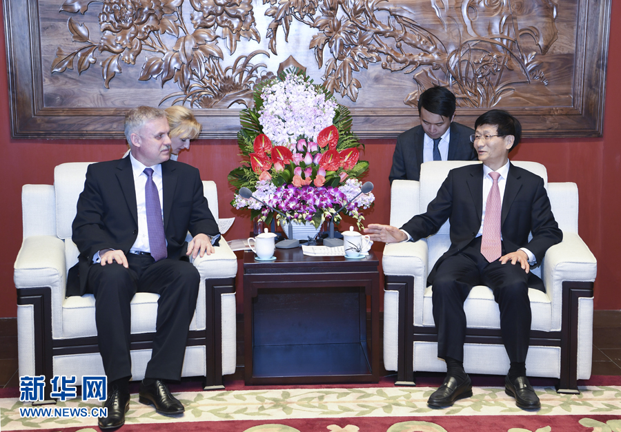 4月26日，中共中央政治局委員、中央政法委書記孟建柱在北京會(huì)見白俄羅斯安全會(huì)議國(guó)務(wù)秘書扎西。 新華社記者 張領(lǐng) 攝