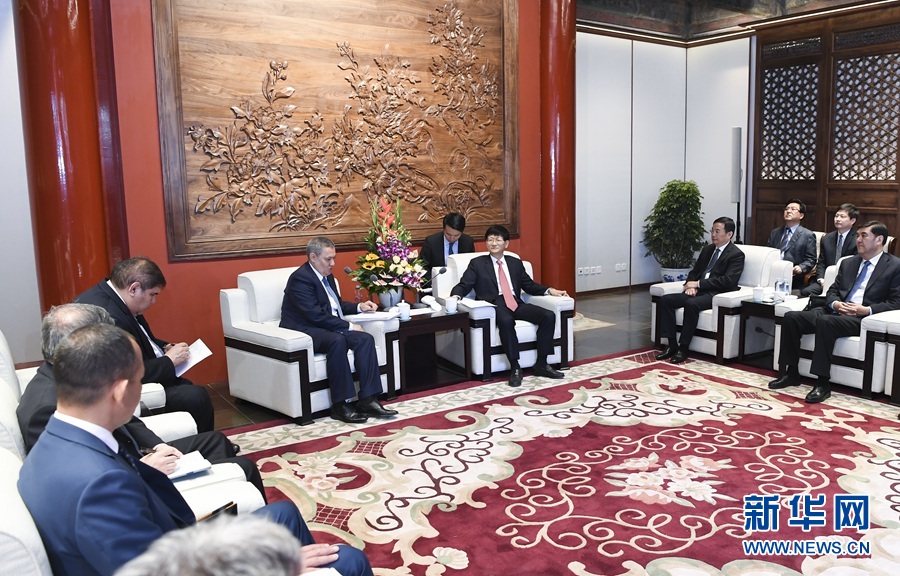 4月27日，中共中央政治局委員、中央政法委書(shū)記孟建柱在北京同烏茲別克斯坦副總理阿齊莫夫舉行中烏政府間合作委員會(huì)雙方主席會(huì)晤。新華社記者 張領(lǐng) 攝