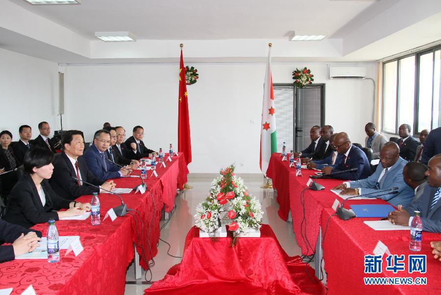 5月11日，中國國家副主席李源潮在布瓊布拉與布隆迪第一副總統(tǒng)辛迪姆沃和第二副總統(tǒng)布托雷舉行會談。 新華社記者呂天然攝 