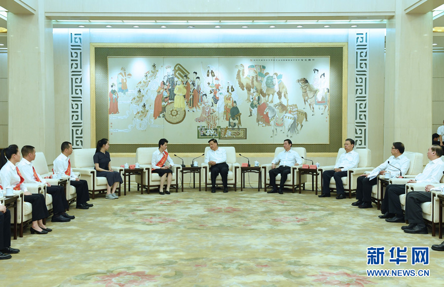 6月21日，廖俊波同志先進(jìn)事跡報(bào)告會(huì)在北京人民大會(huì)堂舉行。報(bào)告會(huì)前，中共中央政治局常委、中央書記處書記劉云山會(huì)見報(bào)告團(tuán)成員，代表習(xí)近平總書記，代表黨中央，向廖俊波同志家屬表示親切慰問，并頒發(fā)黨中央追授廖俊波同志&ldquo;全國優(yōu)秀共產(chǎn)黨員&rdquo;證書、獎(jiǎng)?wù)?。新華社記者 饒愛民 攝