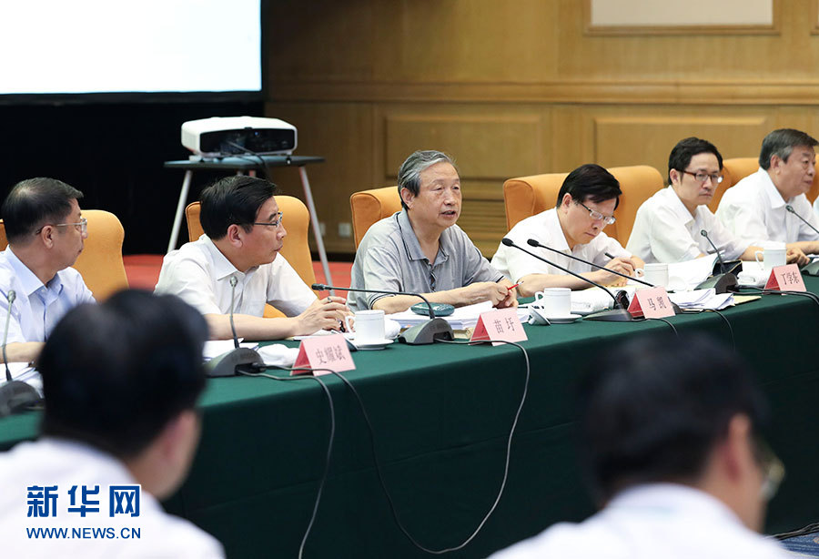 近日，中共中央政治局委員、國務(wù)院副總理馬凱在北京調(diào)研新能源汽車產(chǎn)業(yè)發(fā)展。這是7月4日，馬凱在北京深入新能源汽車充換電設(shè)施、充電服務(wù)平臺、分時租賃等單位調(diào)研，并主持召開推廣應(yīng)用座談會。新華社記者 龐興雷 攝