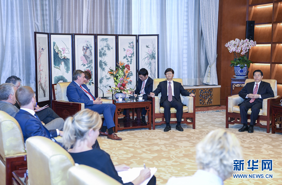 9月26日，中共中央政治局委員、中央政法委書記孟建柱在北京會(huì)見來華出席國(guó)際刑警組織第86屆全體大會(huì)的比利時(shí)副首相兼內(nèi)政大臣讓邦。國(guó)務(wù)委員、公安部部長(zhǎng)郭聲琨參加有關(guān)會(huì)見。新華社記者 張領(lǐng) 攝