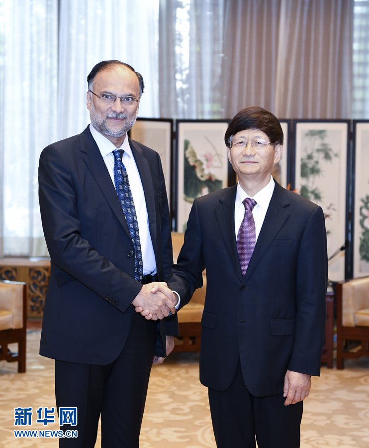 9月26日，中共中央政治局委員、中央政法委書記孟建柱在北京會(huì)見來華出席國(guó)際刑警組織第86屆全體大會(huì)的巴基斯坦內(nèi)政部長(zhǎng)伊克巴爾。新華社記者 張領(lǐng) 攝