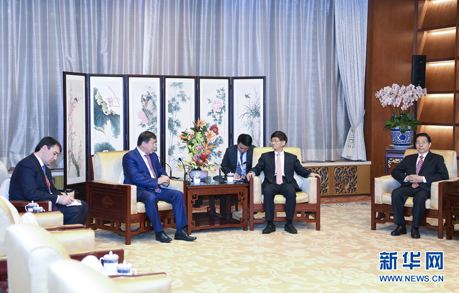 9月26日，中共中央政治局委員、中央政法委書記孟建柱在北京會(huì)見來華出席國(guó)際刑警組織第86屆全體大會(huì)的塔吉克斯坦內(nèi)務(wù)部長(zhǎng)拉希姆佐達(dá)。國(guó)務(wù)委員、公安部部長(zhǎng)郭聲琨參加有關(guān)會(huì)見。新華社記者 張領(lǐng) 攝