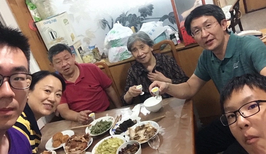 10月1日，留學生李天力（左一）在老家淄博的親戚家中與親人一起吃晚飯，共度中秋