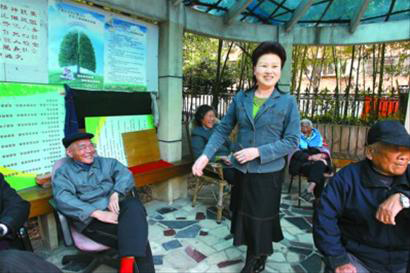 午睡后老人們每天在小區(qū)花園里等梁書記&ldquo;報(bào)到&rdquo;
