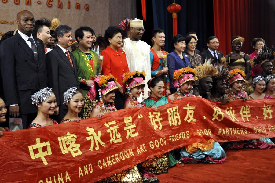 國(guó)務(wù)委員劉延?xùn)|觀(guān)看中喀藝術(shù)家聯(lián)袂演出