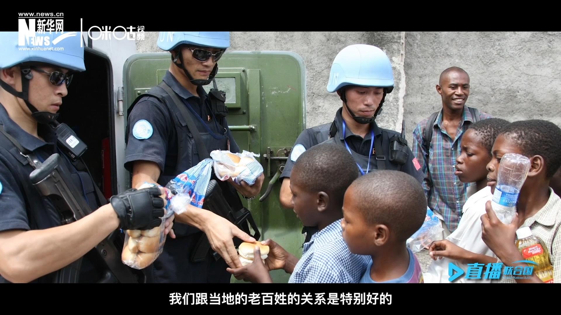 這群胸前印著五星紅旗的警察，在當(dāng)?shù)孛癖娦睦镉兄恋榈榈姆萘?，也傳遞出許多的善意與感動(dòng)。
