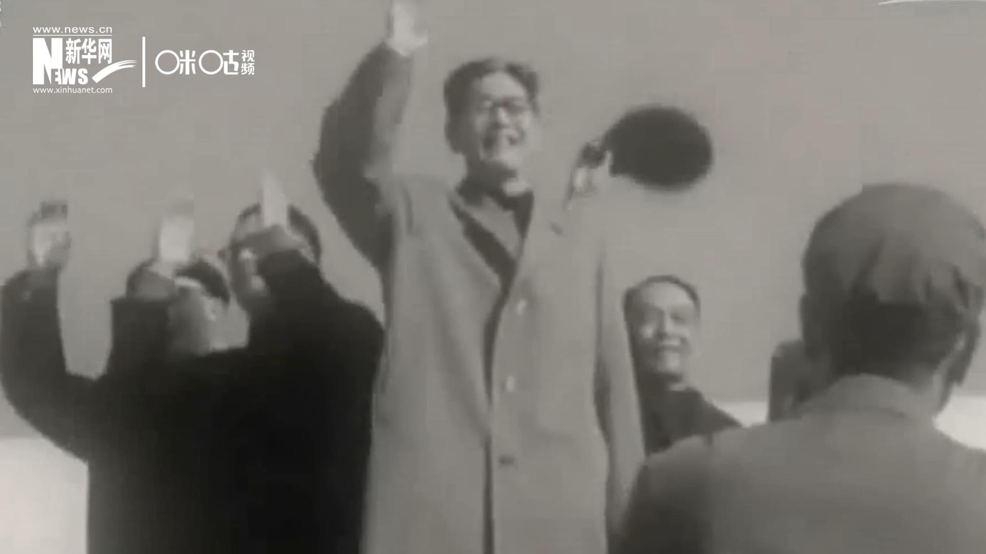 1971年11月9日，全新成立的中國聯(lián)合國代表團在群眾的歡呼與掌聲中登上專機，正式開啟了中國的聯(lián)合國之旅。