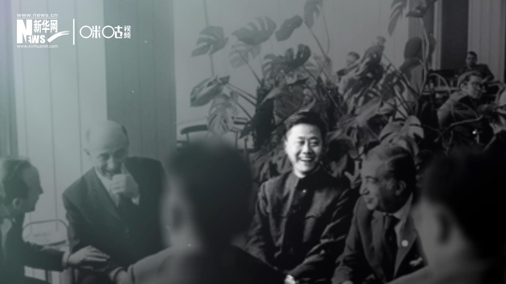 照片里的這個人是高梁，原新華社國際部記者。原本作為代表團隨行記者的他接到通知，由他帶領(lǐng)一支先遣小組先行去紐約。