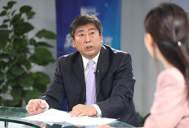 具體落在實(shí)處就是把方向，管大局，保落實(shí)
