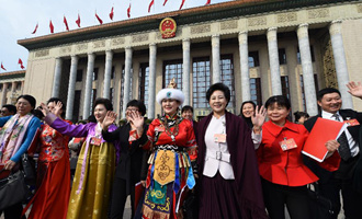 閉幕會后，代表走出人民大會堂
