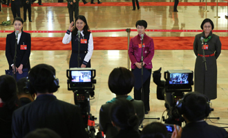 吳敏霞、杜玉濤、蒙曼、盧麗安代表接受采訪