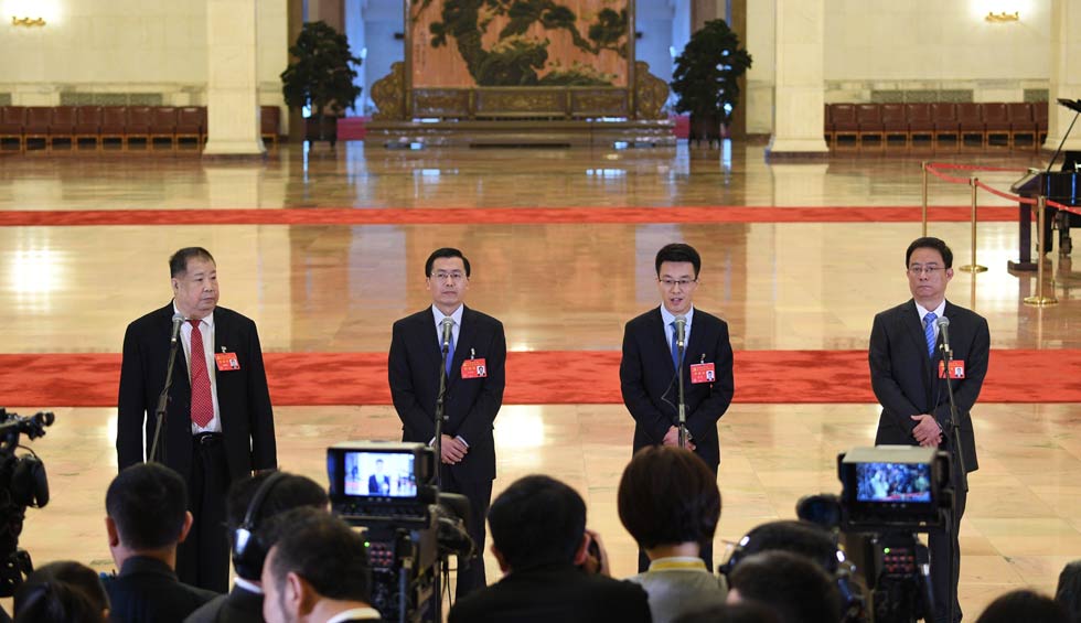 凌解放、王立平、徐川、黃一兵接受采訪