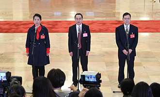 姜妍、康紅普、劉宗富代表接受采訪