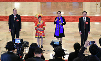 蔡松濤、杜麗群、楊小玲、賈立群代表接受采訪