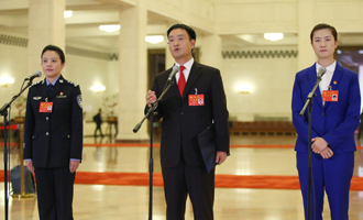 李貝、裴春亮、丁寧代表接受采訪