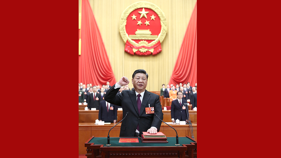 新當(dāng)選的國(guó)家主席、中央軍委主席習(xí)近平進(jìn)行憲法宣誓