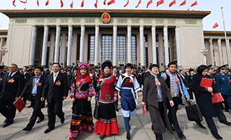 閉幕會(huì)后，代表走出人民大會(huì)堂
