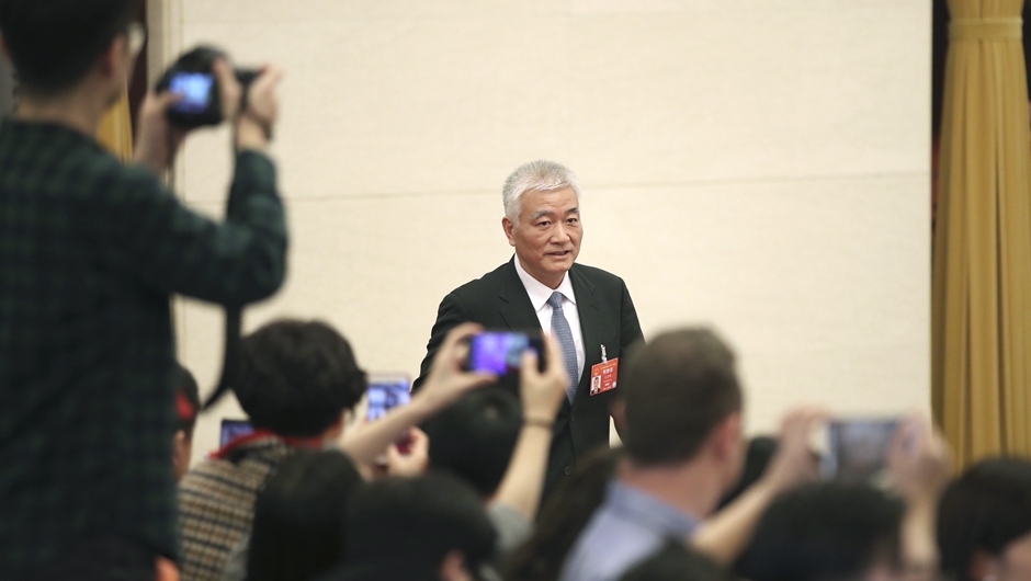 王志剛步入&ldquo;部長(zhǎng)通道&rdquo;，準(zhǔn)備接受采訪