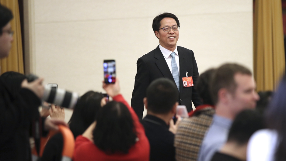 張曉明步入&ldquo;部長(zhǎng)通道&rdquo;，準(zhǔn)備接受采訪