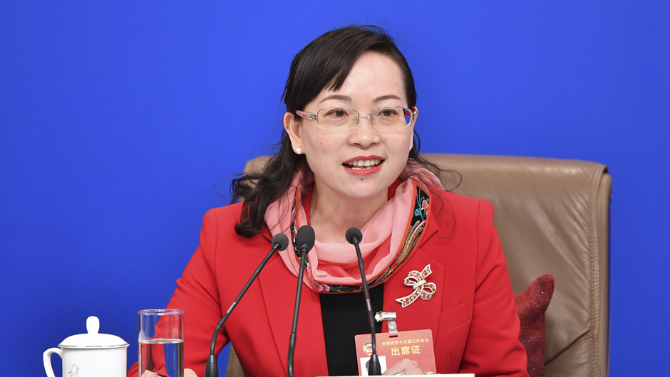 全國政協(xié)委員、湖南省湘西土家族苗族自治州政協(xié)副主席 石紅