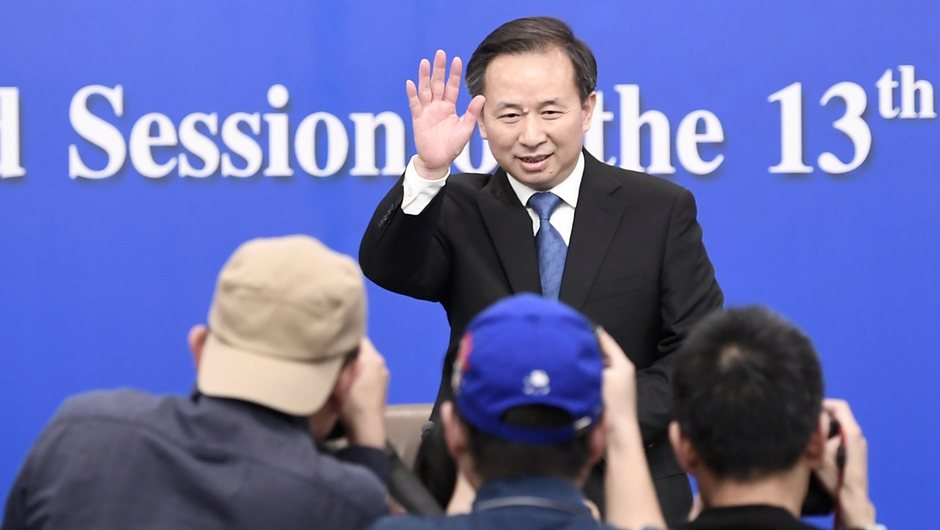 記者會開始前，李干杰向記者致意