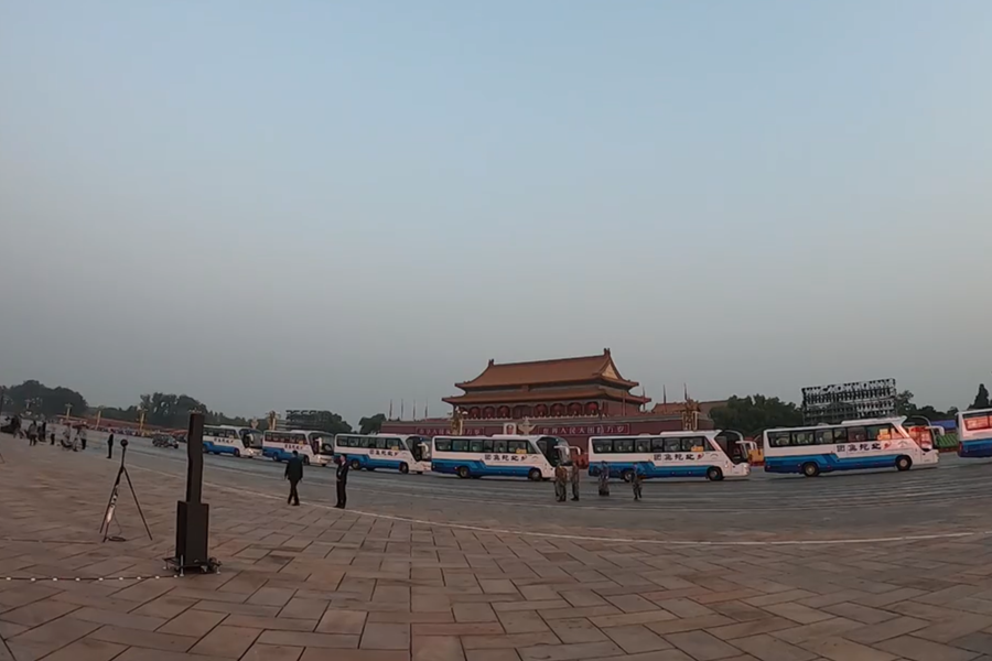 10月1日清晨的天安門(mén)城樓和長(zhǎng)安街，燈火通明，正在準(zhǔn)備慶祝大會(huì)的工作人員雖然緊張忙碌，但仍顯得井然有序