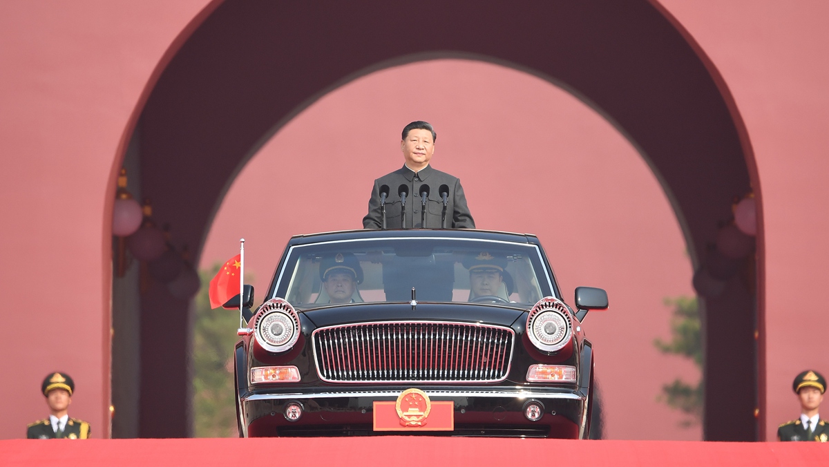 習近平乘坐檢閱車，經(jīng)過金水橋，駛上長安街