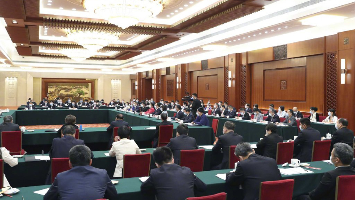 出席十三屆全國人大三次會議的代表團分組審議政府工作報告，來看審議現(xiàn)場
