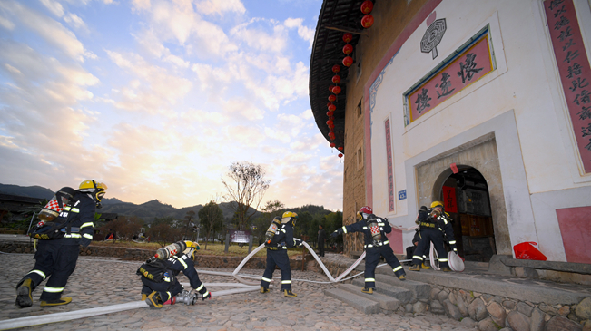 福建南靖：守護(hù)世遺土樓的&ldquo;火焰藍(lán)&rdquo;