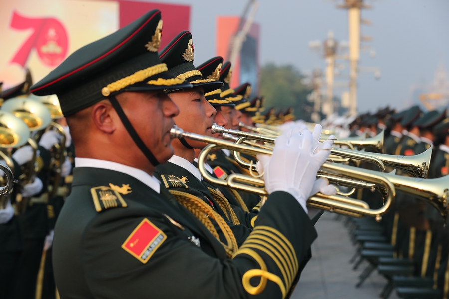 解放軍聯(lián)合軍樂(lè)團(tuán)在廣場(chǎng)就位后進(jìn)行準(zhǔn)備工作和試奏。據(jù)了解，解放軍聯(lián)合軍樂(lè)團(tuán)此次演奏是從開(kāi)國(guó)大典至今歷次閱兵以來(lái)演奏曲目最多的一次，不少曲目是為此次閱兵量身打造的全新作品，此次也是歷次女演奏員最多的一次。