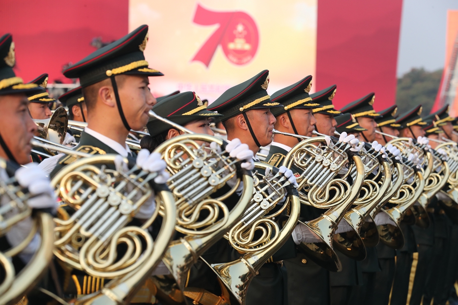 解放軍聯(lián)合軍樂(lè)團(tuán)在廣場(chǎng)就位后進(jìn)行準(zhǔn)備工作和試奏。據(jù)了解，解放軍聯(lián)合軍樂(lè)團(tuán)此次演奏是從開(kāi)國(guó)大典至今歷次閱兵以來(lái)演奏曲目最多的一次，不少曲目是為此次閱兵量身打造的全新作品，此次也是歷次女演奏員最多的一次。
