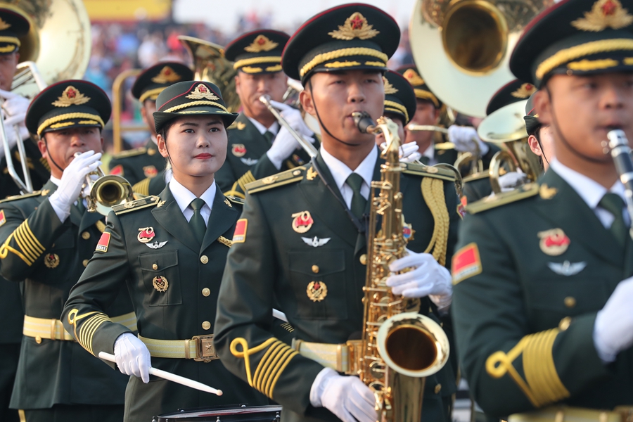 解放軍聯(lián)合軍樂(lè)團(tuán)在廣場(chǎng)就位后進(jìn)行準(zhǔn)備工作和試奏。據(jù)了解，解放軍聯(lián)合軍樂(lè)團(tuán)此次演奏是從開(kāi)國(guó)大典至今歷次閱兵以來(lái)演奏曲目最多的一次，不少曲目是為此次閱兵量身打造的全新作品，此次也是歷次女演奏員最多的一次。